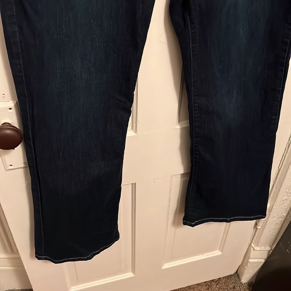 Levi’s Perfectly Shaping 512 Bootcut Jeans - Picture 4 of 9